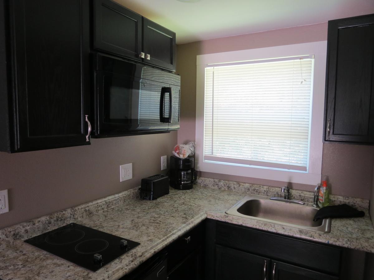 Brimley Motel Suites Bagian luar foto