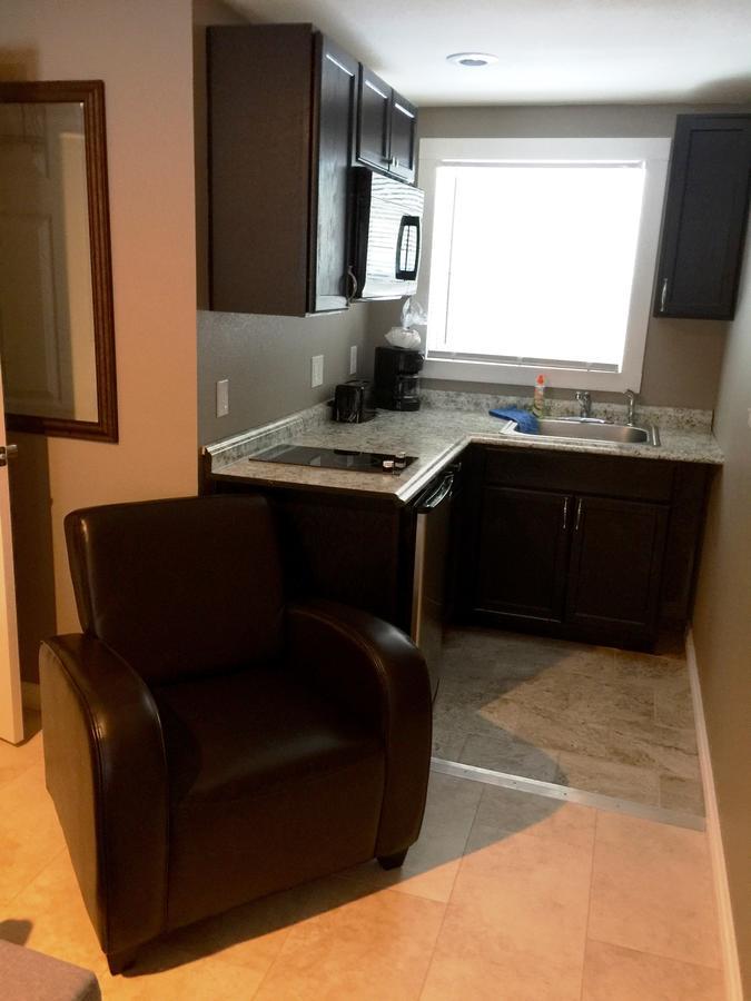 Brimley Motel Suites Bagian luar foto