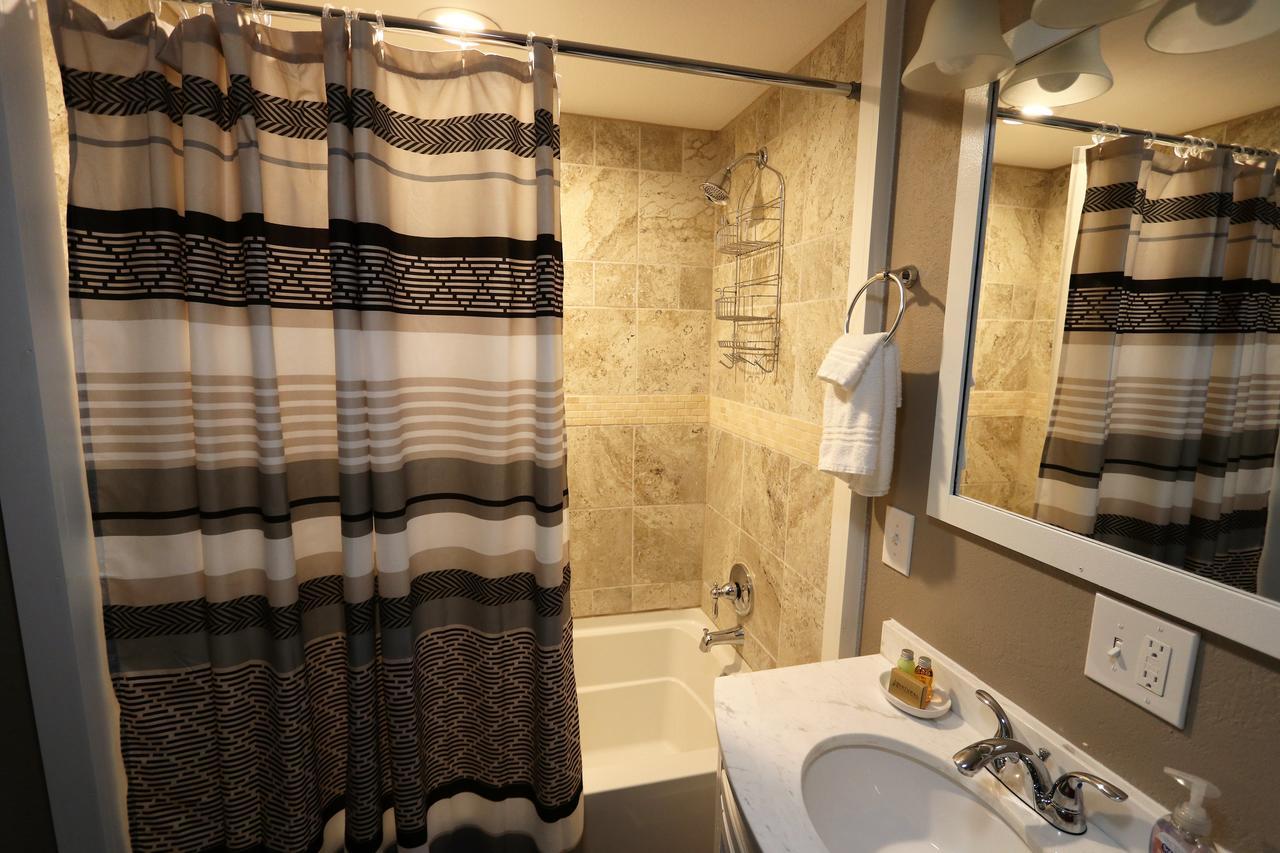 Brimley Motel Suites Bagian luar foto