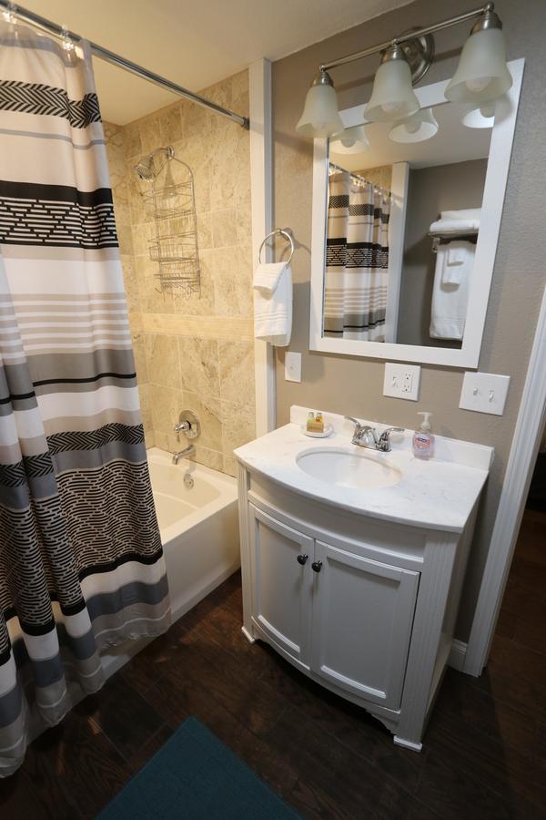 Brimley Motel Suites Bagian luar foto