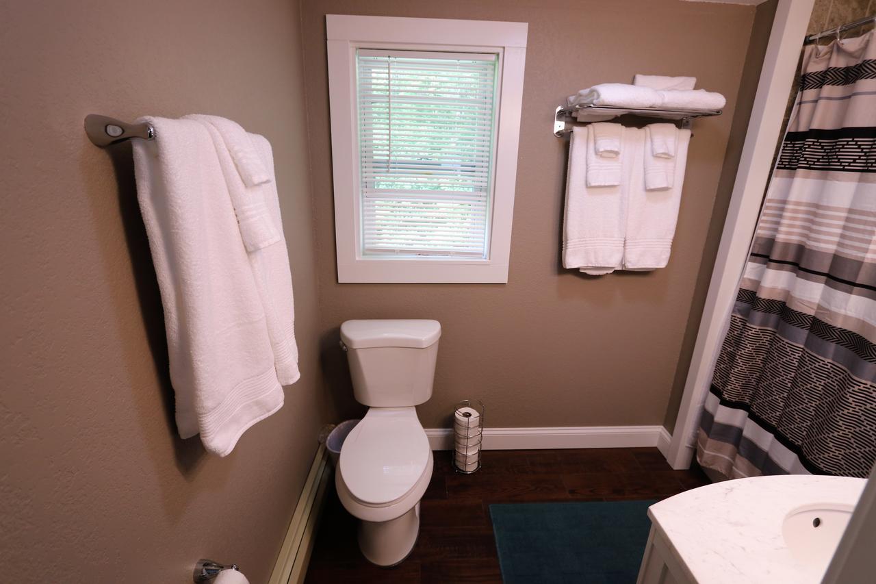 Brimley Motel Suites Bagian luar foto