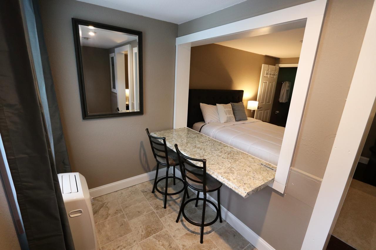 Brimley Motel Suites Bagian luar foto